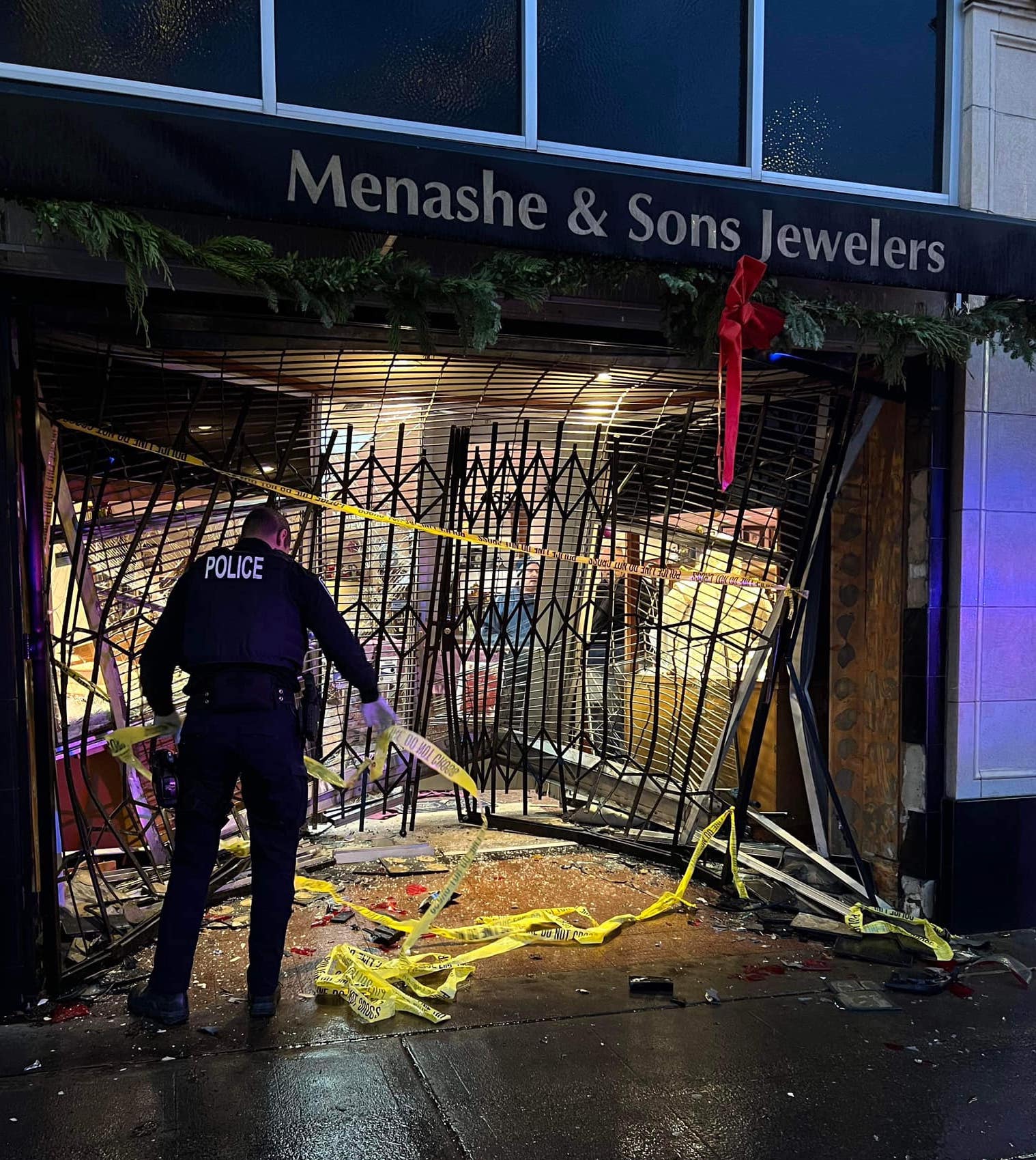 Menashe Jewelers Hit By Attempted Smash In Robbers Westside Seattle 